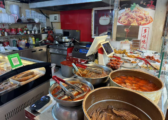 桥西区观天下小区门口熟食店转让，可以空转